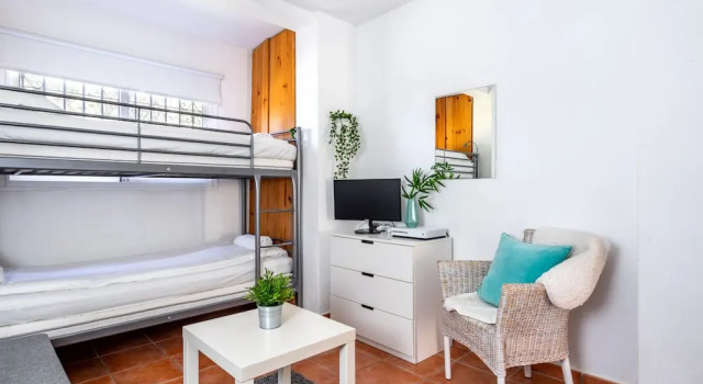 Beachside Apartment with Garden Ref 89
