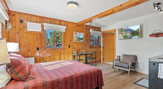 Timber Lodge Cabin 17, Varaa Lomakoti Hotellit Colorado Springs uima-altaalla, Uima-allas