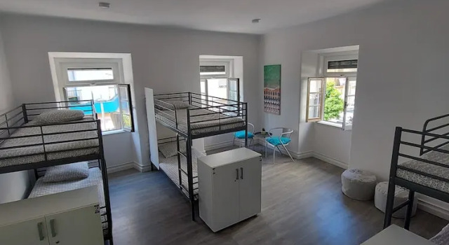 Кровать в общем номере Aloha Hostel