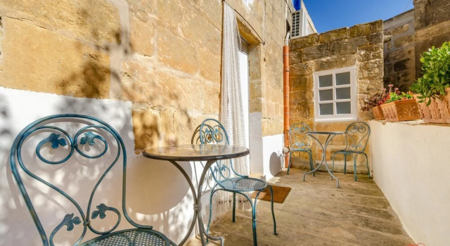 Tranquil Courtyard Retreat in a 1-br Country Home, Varaa Hotelli Xewkija Gozo