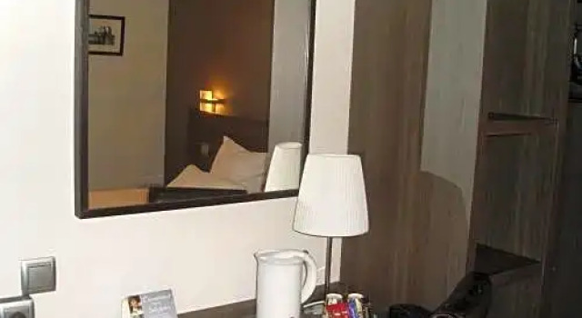 Трёхместный номер Standard Brit Hotel Confort Orly Morangis