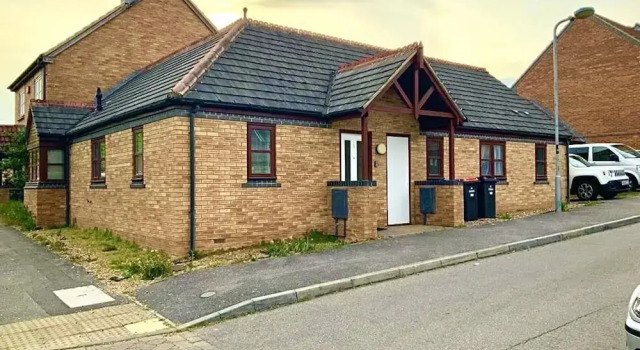 Immaculate 3-bedroom House in Milton Keynes, Забронировать Отель Отели Бакингемшир с парковкой, Парковка