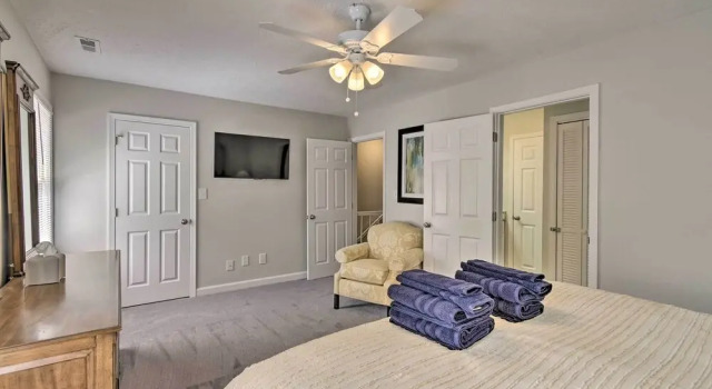 Downtown Southern Pines Townhome With Deck!, Buchen Sie Ferienwohnung Southern Pines 