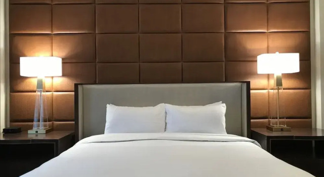 The Inn at Meadowbrook, Book Hotel Prairie Village Kansas