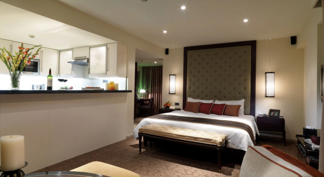 Z Luxury Residences, Varaa Hotelli Hotellit New Delhi uima-altaalla, Uima-allas