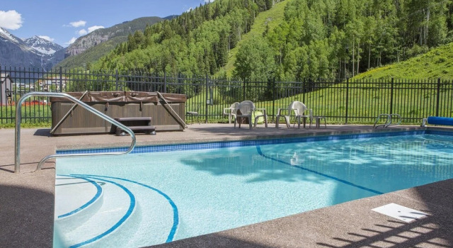 Slopeside Paradise Penthouse At Lift 7, Views, Fireplace, Deck, Hot Tub 3 Bedroom Condo by RedAwning