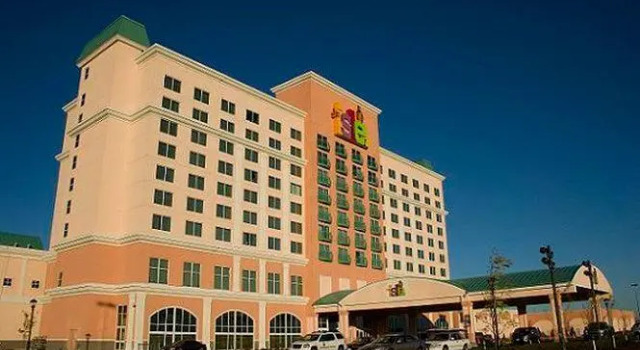 Кровать в общем номере Isle Casino Hotel Waterloo, A Caesars Destination