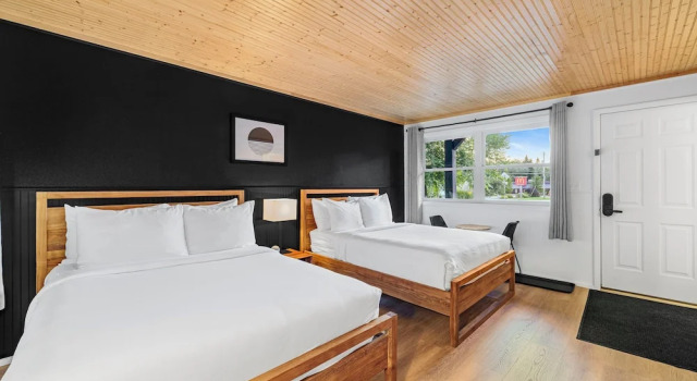 Четырёхместный номер Standard Placid Bay Hotel