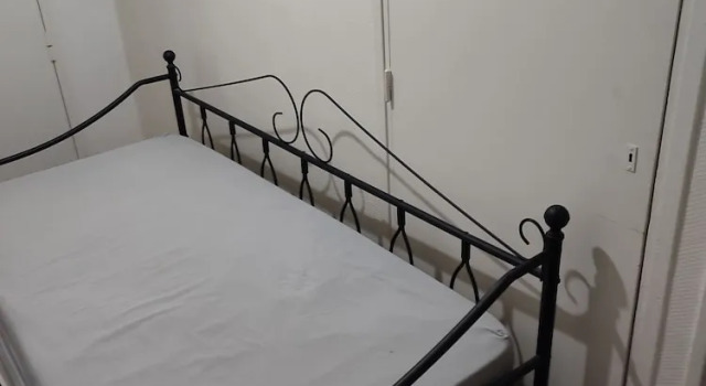 Кровать в общем номере с видом на город Guesthouse in Sarcelles near Paris Center