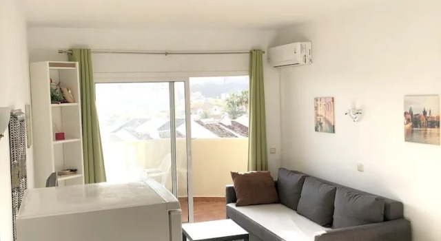 Apartment with One Bedroom in Benalmádena, with Wonderful Sea View, Shared Pool And Furnished Terrace - 500 M From the Beach, Забронировать Апартаменты/квартира Отели Бенальмадена с парковкой, рядом с Playa de Torrebermeja, Парковка