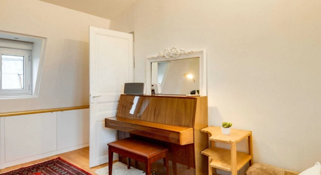 Book-lovers Abode in the 4th Arrondissement, Забронировать Отель 4-й округ: Отель-де-Виль Париж, рядом с Musée Cognacq-Jay