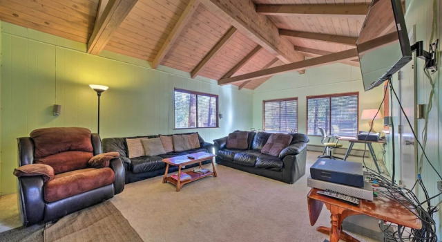 6 Mi to Yosemite National Park: Retreat w/ Deck!
