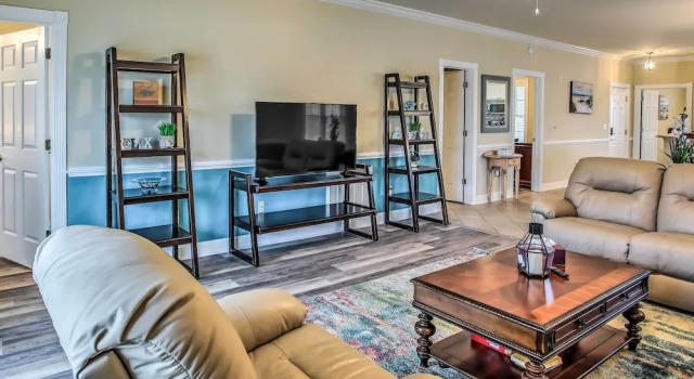 Myrtle Beach Condo: Pool & Golf Course Access, Забронировать Апартаменты/квартира Отели Миртл-Бич с парковкой, рядом с PineHills Palmetto at Myrtlewood Golf Club, Парковка