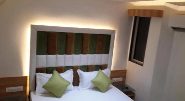 Hotel Zenith Surat, Rezerwuj Hotel Hotele w Surat z parkingiem, Parking