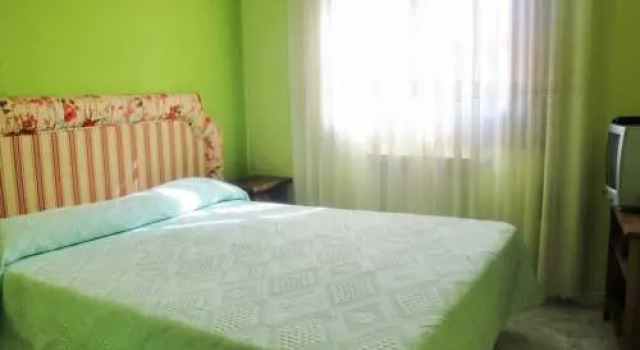 Hostal restaurante Villa de Sepúlveda, Забронировать Вилла Отели Сепульведа с парковкой, рядом с Центр для посетителей парка природы Хосес-дель-Рио, Парковка
