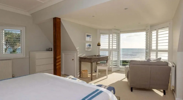 Luxury Beachfront Retreat for 14 With Hot Tub, Забронировать Отель Отели Исторического графства Суссекса с парковкой, Парковка