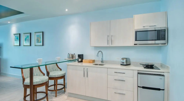 Двухместный люкс с балконом и oceanfront Cane Garden Bay Beach Hotel