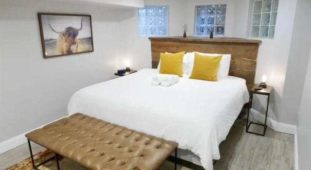 Federalist Style Rowhouse Sleeps 4 With Parking