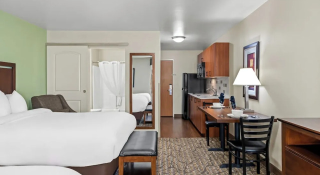 Четырёхместный люкс Comfort Ledgestone Suites Hotel Elko