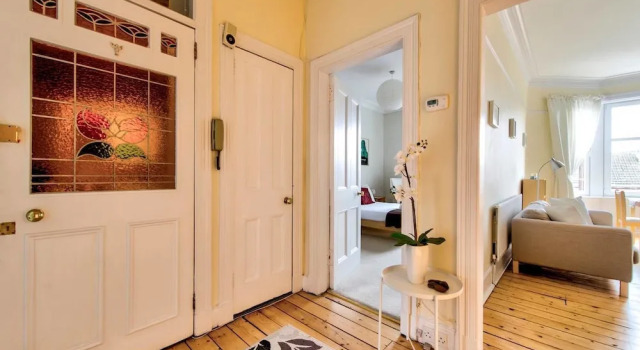 Naturally Well-lit and Intimate 2-bedroom West End Apt, Забронировать Отель Глазго Стратклайд, рядом с Больница «Гартнейвел»