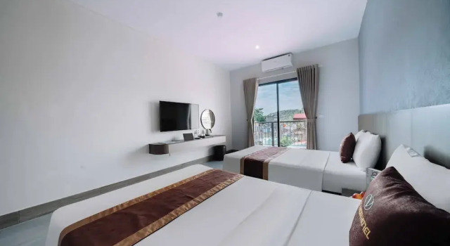 Двухместный номер Deluxe с балконом и с видом на город Viet Hoa Hotel & Residence Cat Ba- Rooftop Pool