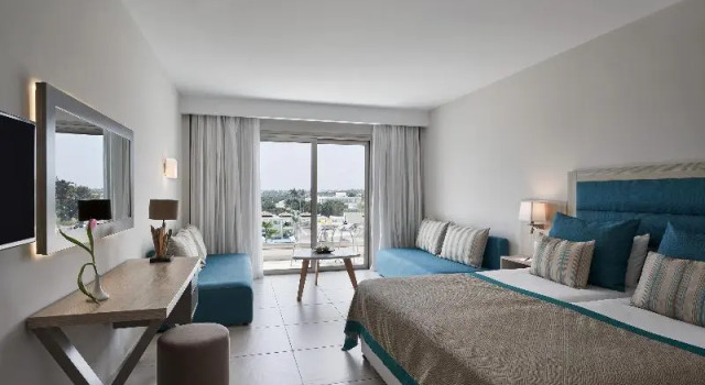 Двухместный номер Standard с балконом и с видом на бассейн Atlantica Aeneas Resort