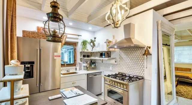 New Smyrna Beach Cottage ~ 1 Mi to Downtown!, Забронировать Дом для отпуска Виллы Нью-Смирна-Бич, рядом с Mary S. Harrell Black Heritage Museum, Вилла