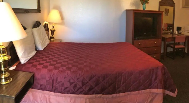 Трёхместный номер Standard Crystal Palace Inn Brownfield