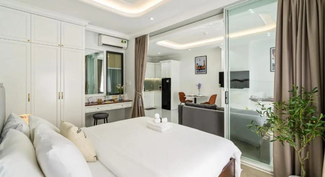 Люкс с балконом The Royal Hotel & Apartment - Phu My Hung