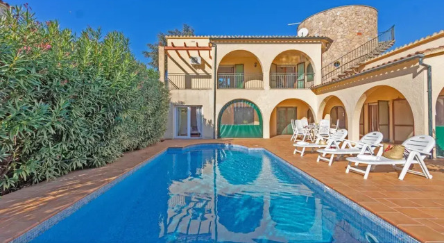 Luxury Canal-side Home With Pool