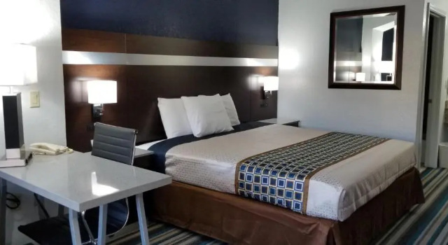 Люкс HomeBridge Inn and Suites
