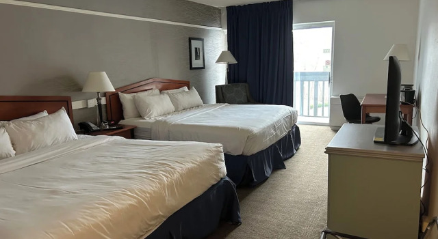 Четырёхместный номер Standard с балконом Toronto Don Valley Hotel and Suites