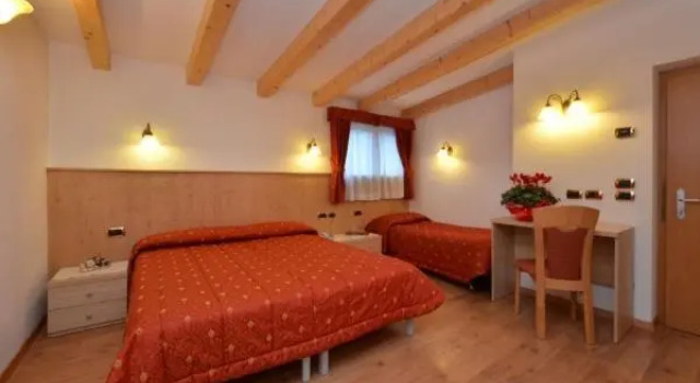 Трёхместный номер Standard Hotel Zirmes