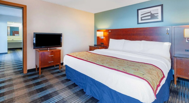 Люкс с балконом и с видом на озеро Days Inn & Suites by Wyndham St. Ignace Lakefront