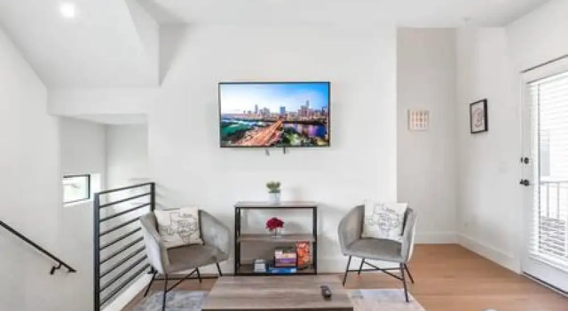 Коттедж East Downtown 3BR Condo Free Parking Sleeps 7