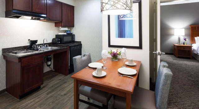Четырёхместный люкс с 2 комнатами Homewood Suites by Hilton Agoura Hills