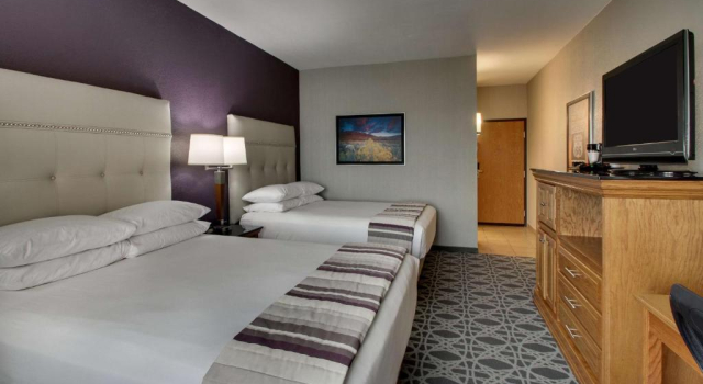 Четырёхместный номер Superior с балконом Drury Inn & Suites Albuquerque North