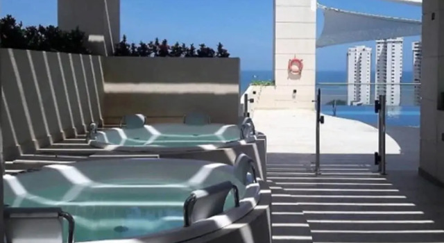 Апартаменты Deluxe Sea View Apartment with Swimming Pool & Hot Tubs
