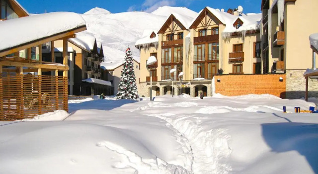 New Gudauri Twins 354, Rezerwuj Hotel Hotele w Mtkheta-Mtianeti z basenem, Basen
