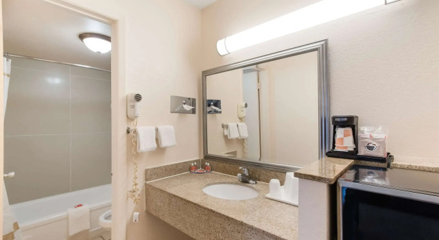 Четырёхместный номер Standard Econo Lodge Washington NC North