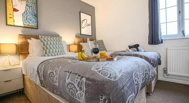 Petworth House - Central Milton Keynes - Smart TVs, Pool Table, Garden and Free Parking by Yoko Property, Забронировать Отель Отели Бакингемшир с парковкой, Парковка
