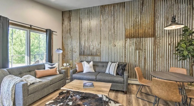 Elkhart Lake Townhome, Mins to Road America!, Buchen Sie Ferienwohnung Elkhart Lake Wisconsin