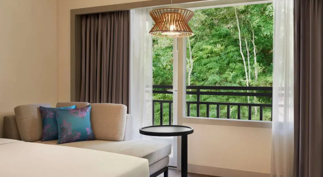 Номер Standard с балконом и с видом на сад DoubleTree by Hilton Damai Laut