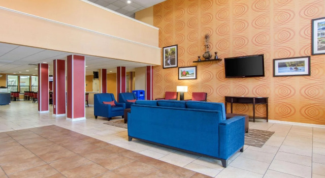 Comfort Inn & Suites Canton Riverstone Area