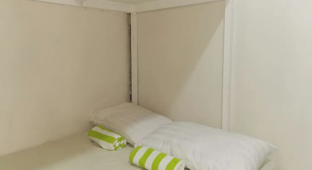 Кровать в общем номере (мужской номер) Resorts Side Hostel near Shangrila