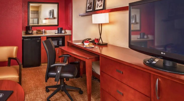 Двухместный люкс Executive c 1 комнатой Courtyard Hampton