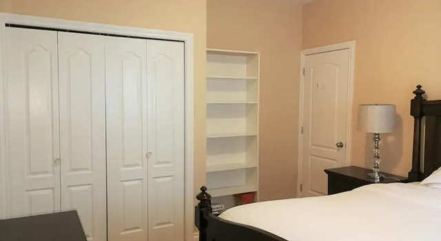 Near the Richmond downtown/private entrance by Elevate Rooms, Réserver Hôtel Richmond Lower Mainland