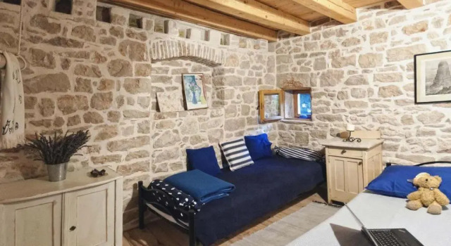 450 year-old house with a garden, Prenota Hotel Stari Grad 