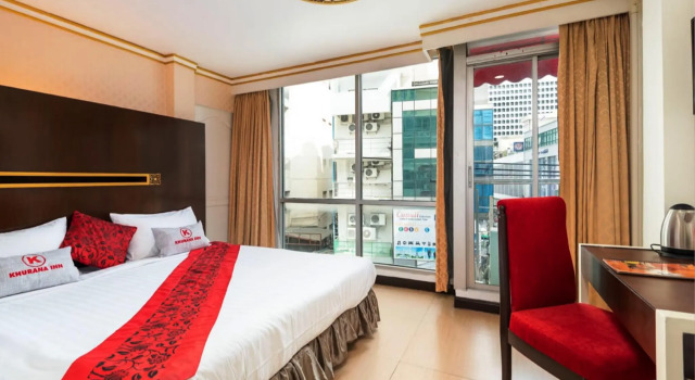 Кровать в общем номере Khurana Inn