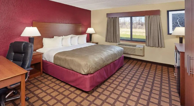 Номер Standard AmericInn by Wyndham Burlington